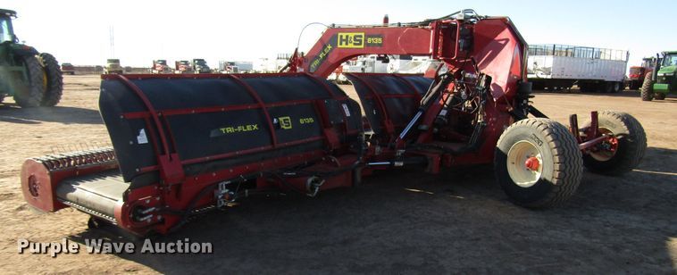 image for item DH8305 2016 H&S Tri-Flex 6135 hay merger