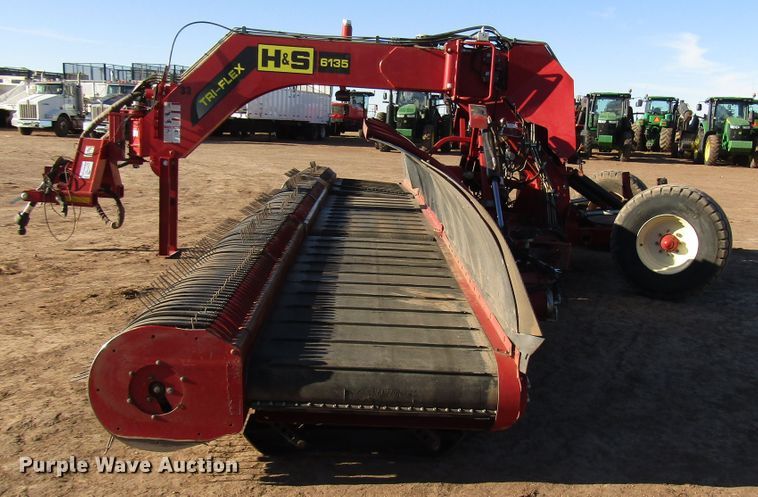 image for item DH8305 2016 H&S Tri-Flex 6135 hay merger