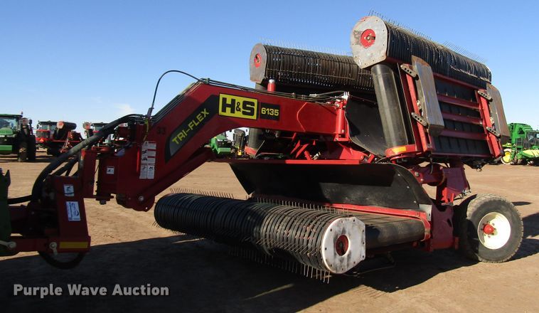 image for item DH8305 2016 H&S Tri-Flex 6135 hay merger