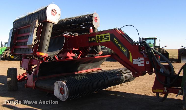 image for item DH8305 2016 H&S Tri-Flex 6135 hay merger