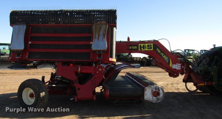 image for item DH8305 2016 H&S Tri-Flex 6135 hay merger