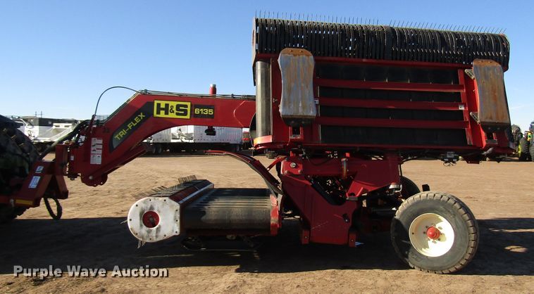 image for item DH8305 2016 H&S Tri-Flex 6135 hay merger