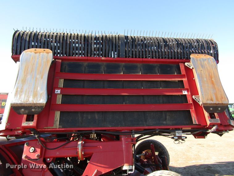 image for item DH8305 2016 H&S Tri-Flex 6135 hay merger