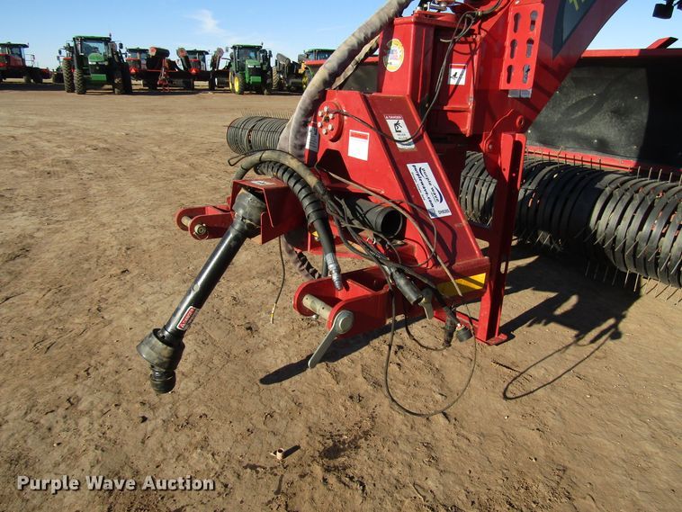 image for item DH8305 2016 H&S Tri-Flex 6135 hay merger