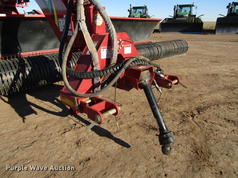 image for item DH8305 2016 H&S Tri-Flex 6135 hay merger