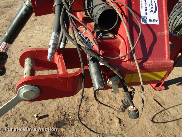 image for item DH8305 2016 H&S Tri-Flex 6135 hay merger