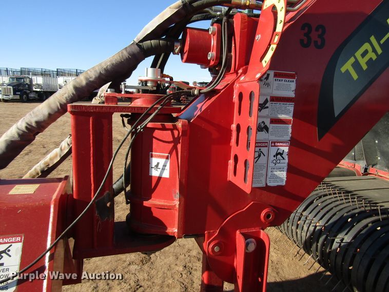 image for item DH8305 2016 H&S Tri-Flex 6135 hay merger