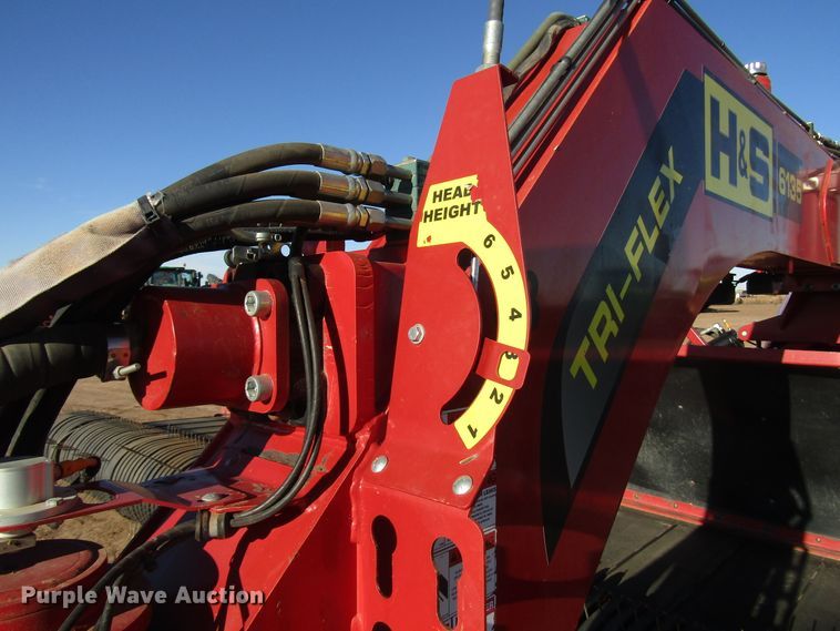 image for item DH8305 2016 H&S Tri-Flex 6135 hay merger