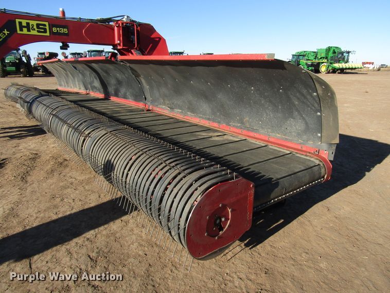 image for item DH8305 2016 H&S Tri-Flex 6135 hay merger