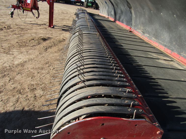 image for item DH8305 2016 H&S Tri-Flex 6135 hay merger