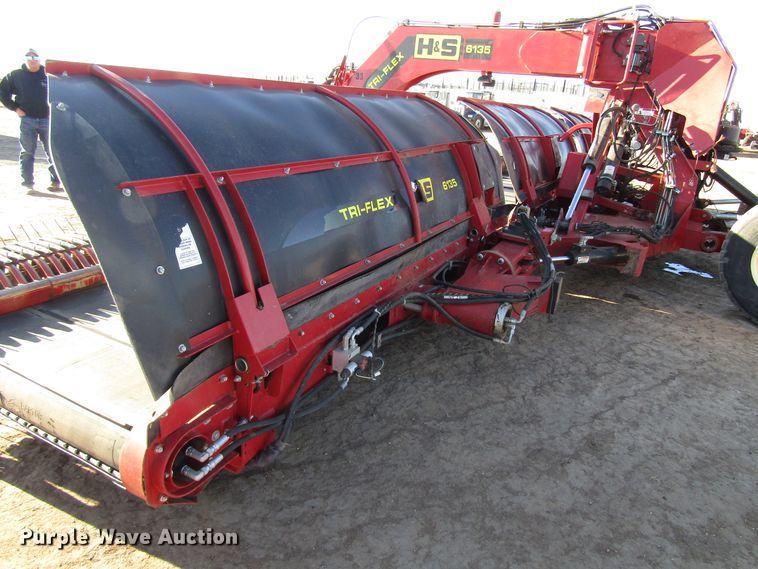 image for item DH8305 2016 H&S Tri-Flex 6135 hay merger