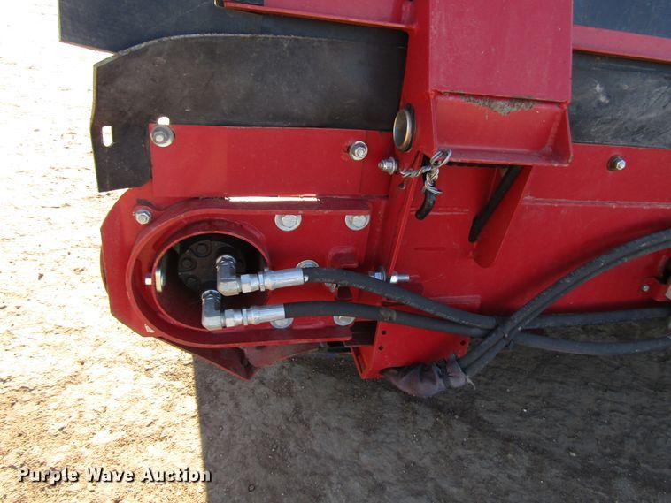 image for item DH8305 2016 H&S Tri-Flex 6135 hay merger