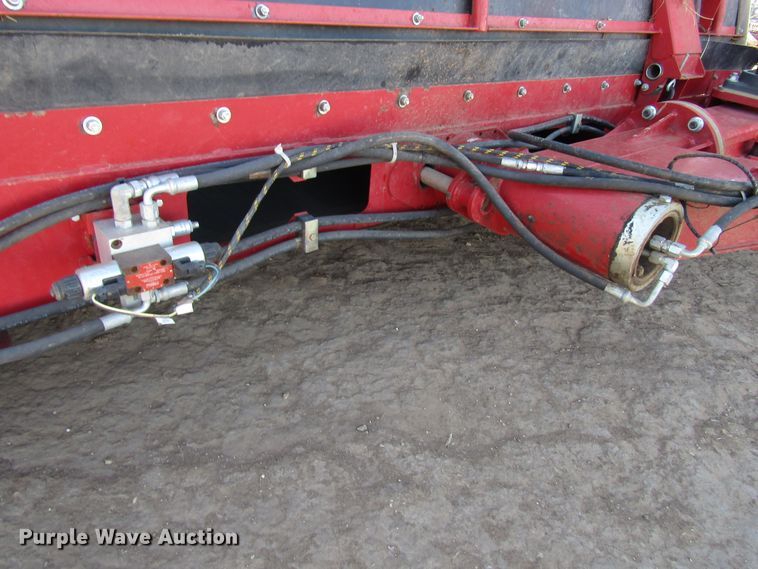 image for item DH8305 2016 H&S Tri-Flex 6135 hay merger