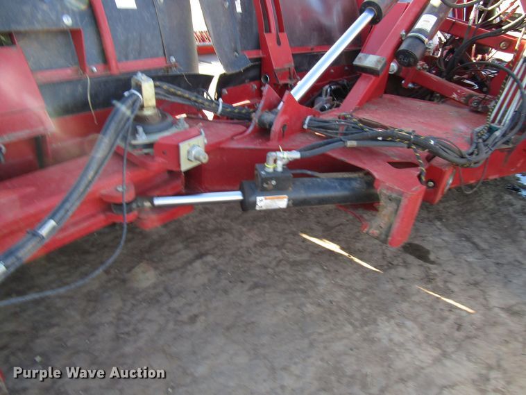 image for item DH8305 2016 H&S Tri-Flex 6135 hay merger