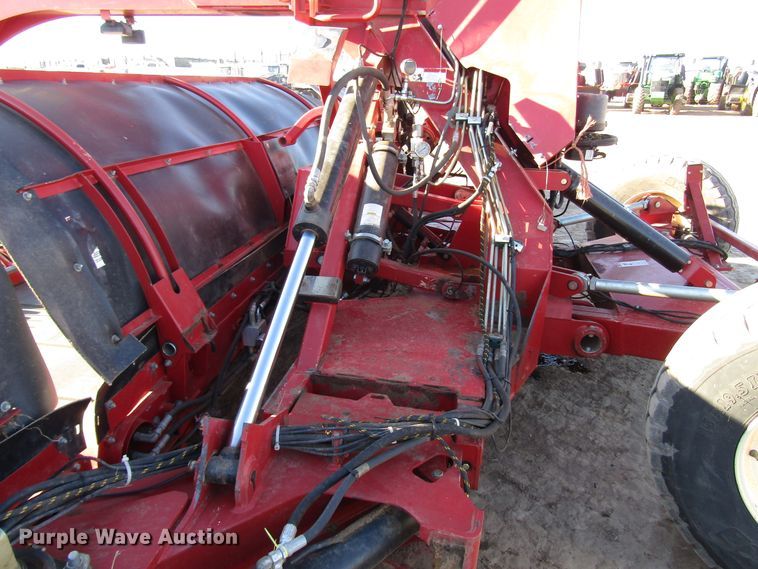 image for item DH8305 2016 H&S Tri-Flex 6135 hay merger