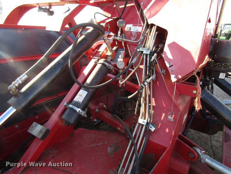 image for item DH8305 2016 H&S Tri-Flex 6135 hay merger