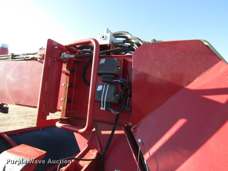 image for item DH8305 2016 H&S Tri-Flex 6135 hay merger