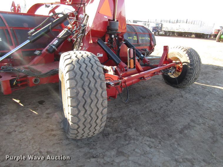 image for item DH8305 2016 H&S Tri-Flex 6135 hay merger