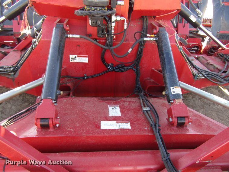 image for item DH8305 2016 H&S Tri-Flex 6135 hay merger