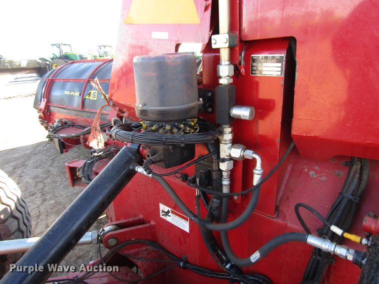 image for item DH8305 2016 H&S Tri-Flex 6135 hay merger