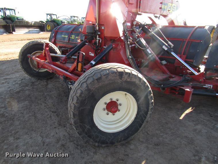 image for item DH8305 2016 H&S Tri-Flex 6135 hay merger