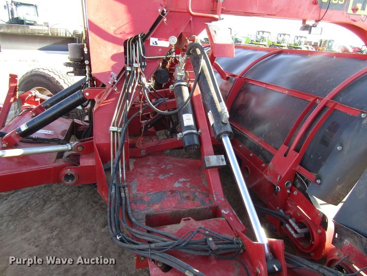 image for item DH8305 2016 H&S Tri-Flex 6135 hay merger