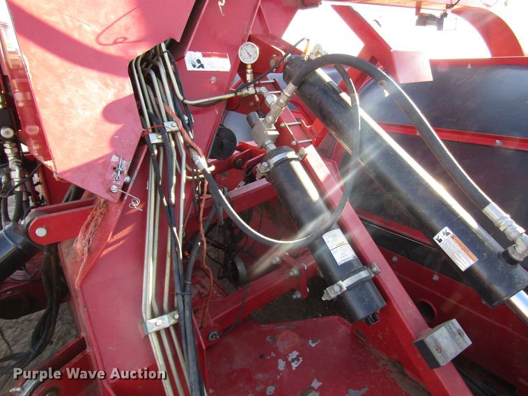 image for item DH8305 2016 H&S Tri-Flex 6135 hay merger