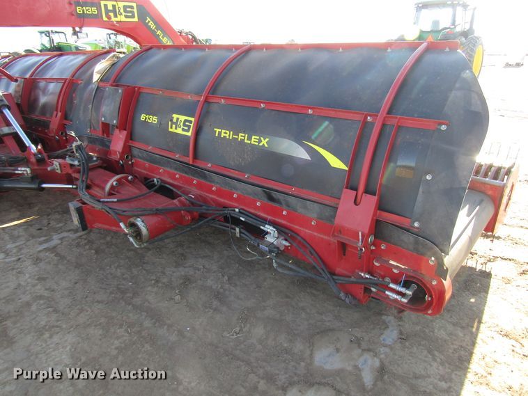image for item DH8305 2016 H&S Tri-Flex 6135 hay merger