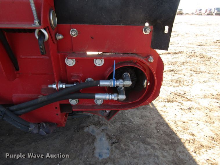 image for item DH8305 2016 H&S Tri-Flex 6135 hay merger