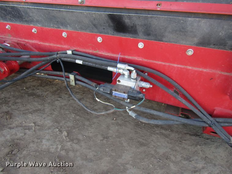 image for item DH8305 2016 H&S Tri-Flex 6135 hay merger