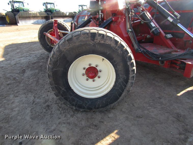 image for item DH8305 2016 H&S Tri-Flex 6135 hay merger