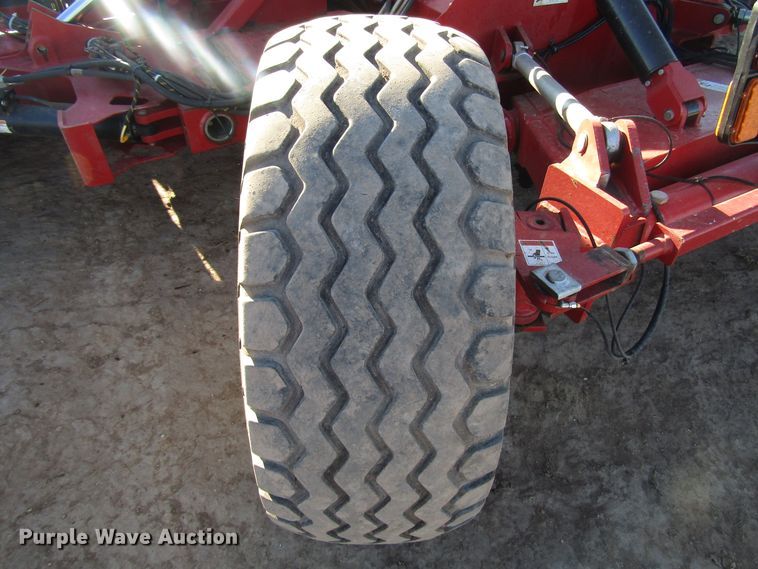 image for item DH8305 2016 H&S Tri-Flex 6135 hay merger