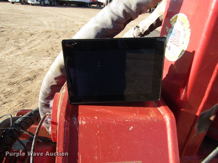 image for item DH8305 2016 H&S Tri-Flex 6135 hay merger