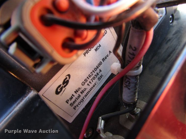 image for item DH8305 2016 H&S Tri-Flex 6135 hay merger