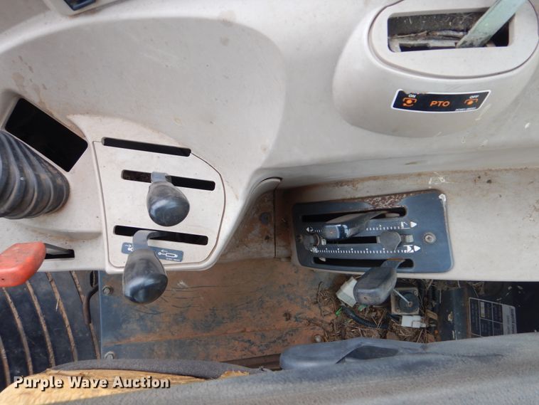 image for item DI2421 Kubota M7040D MFWD tractor