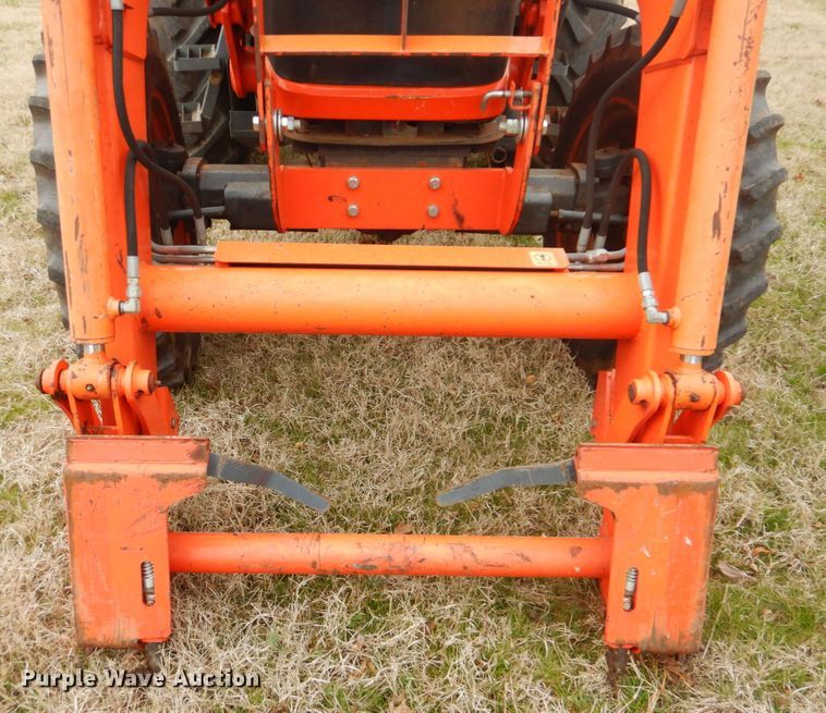 image for item DI2421 Kubota M7040D MFWD tractor