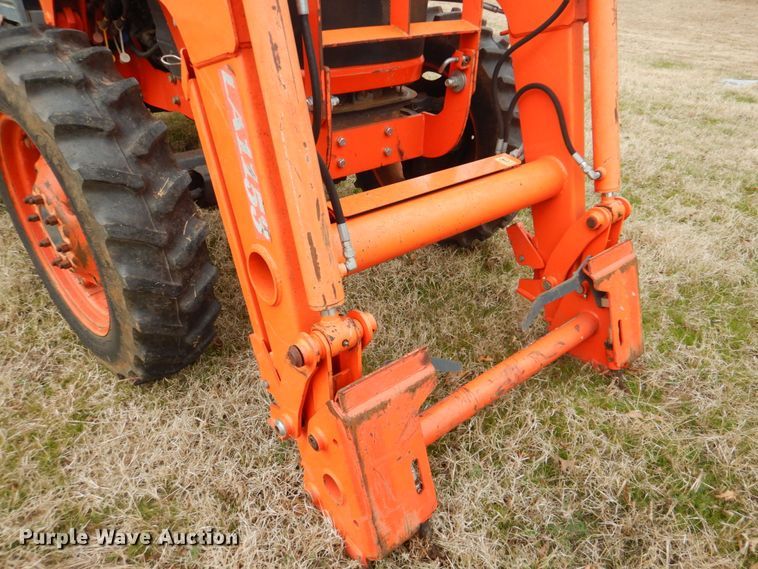 image for item DI2421 Kubota M7040D MFWD tractor