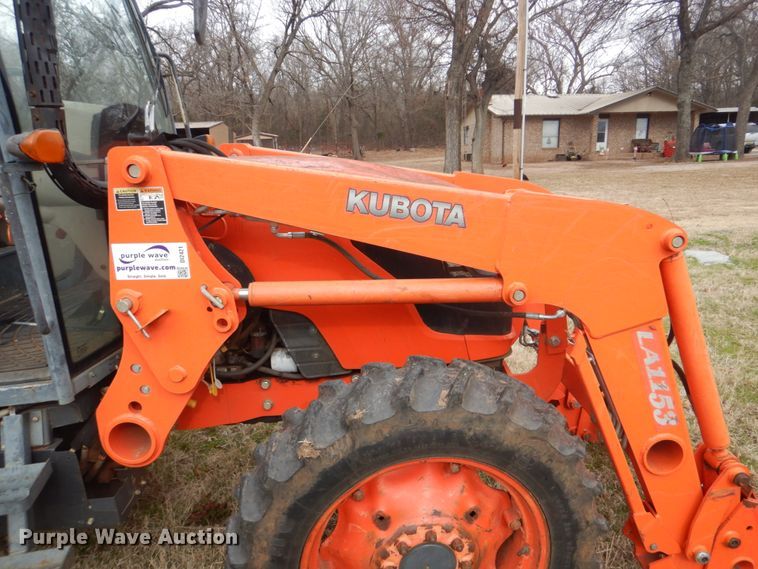 image for item DI2421 Kubota M7040D MFWD tractor