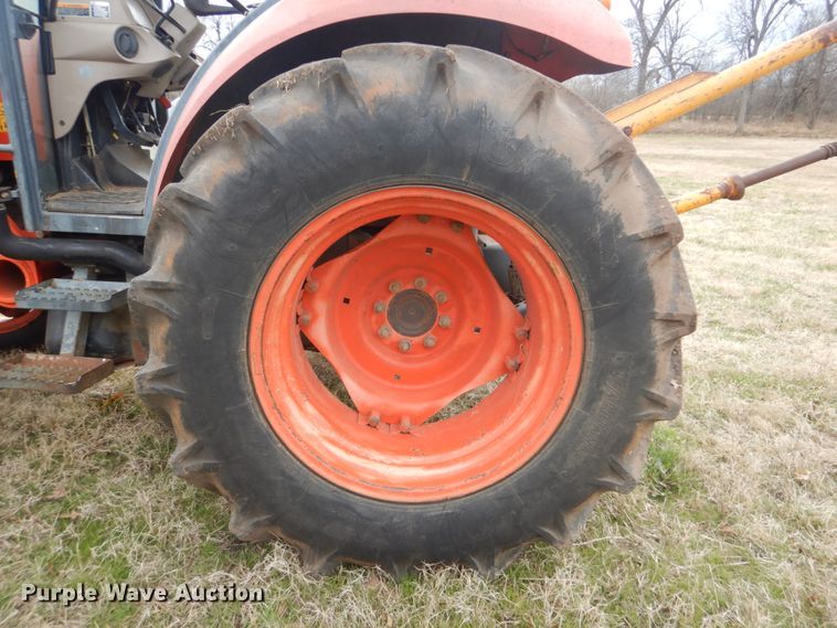 image for item DI2421 Kubota M7040D MFWD tractor
