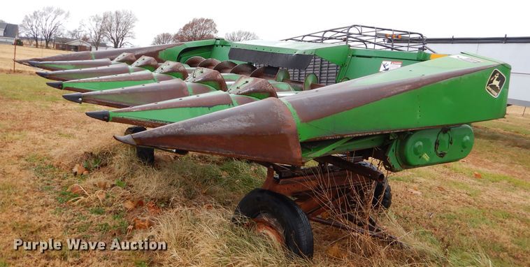 image for item FA9933 John Deere 643 corn head