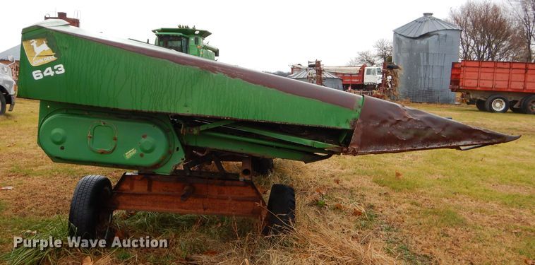 image for item FA9933 John Deere 643 corn head