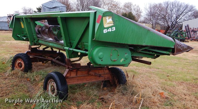 image for item FA9933 John Deere 643 corn head