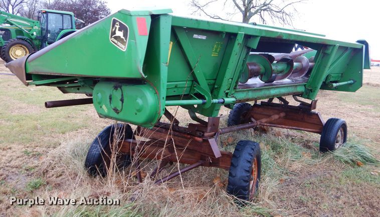 image for item FA9933 John Deere 643 corn head