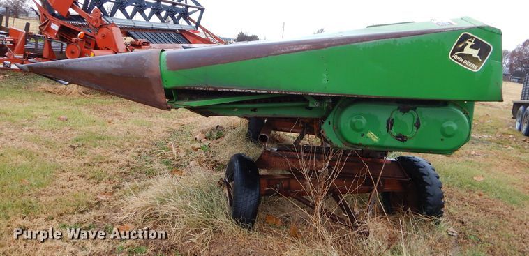 image for item FA9933 John Deere 643 corn head