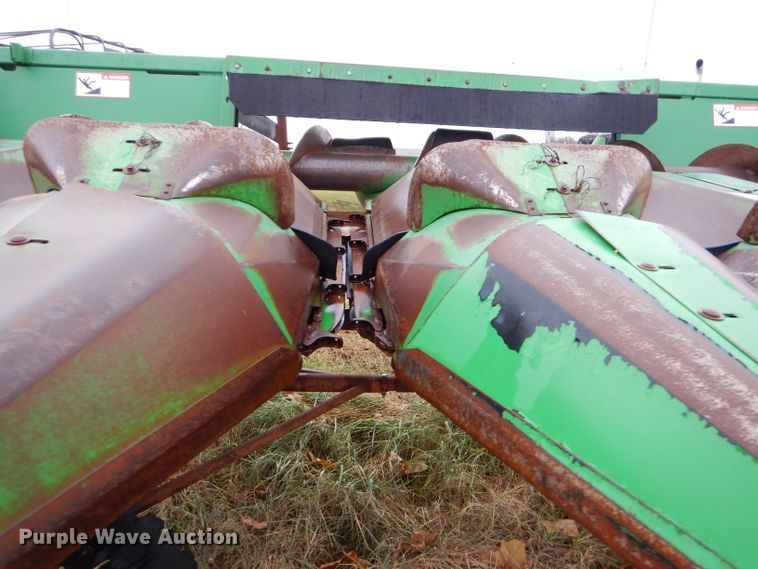 image for item FA9933 John Deere 643 corn head