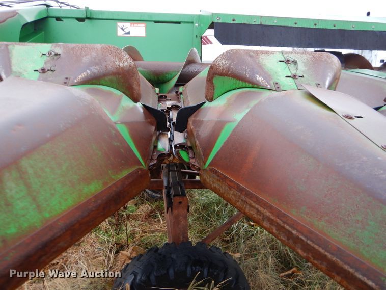 image for item FA9933 John Deere 643 corn head