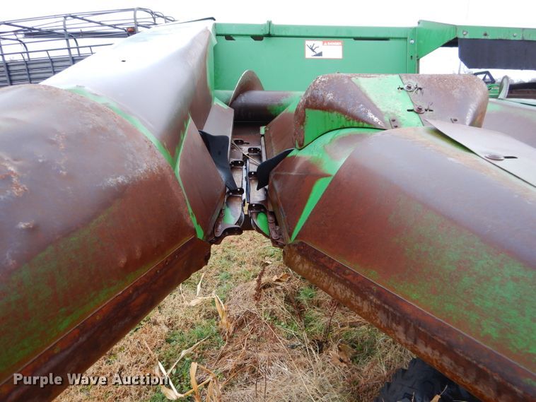 image for item FA9933 John Deere 643 corn head