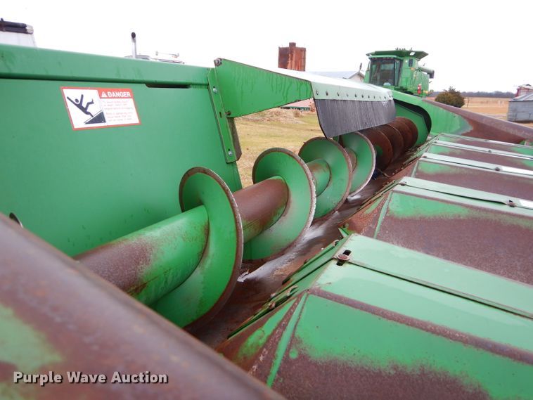 image for item FA9933 John Deere 643 corn head