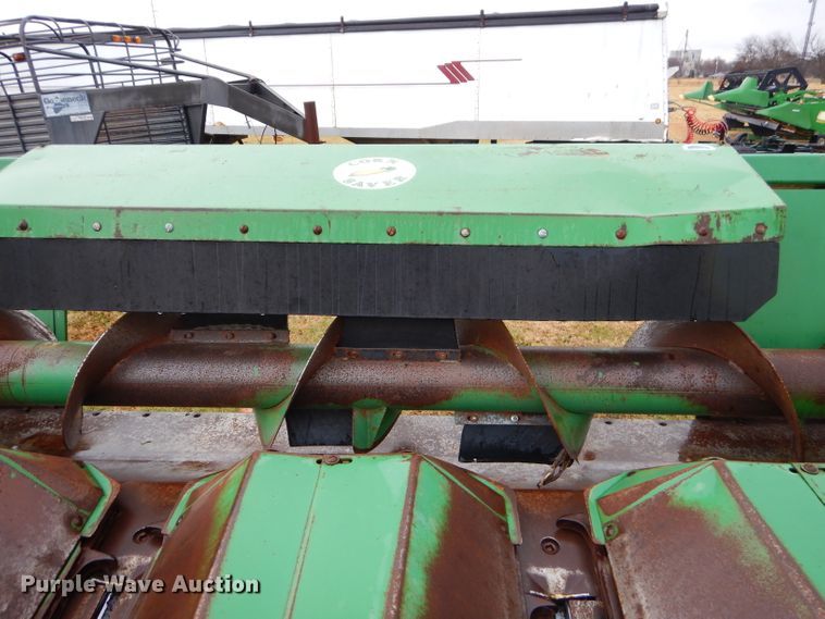 image for item FA9933 John Deere 643 corn head