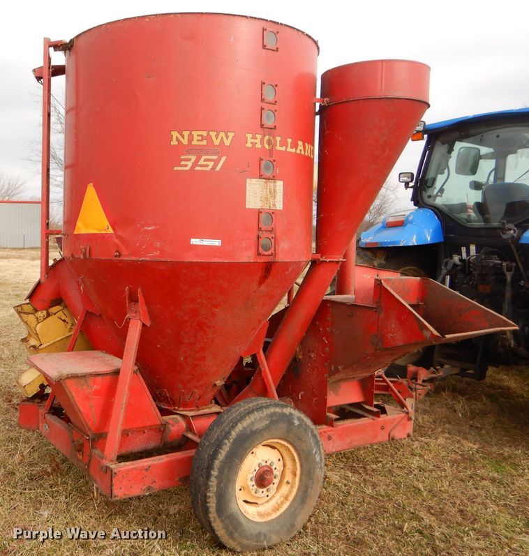 image for item FA9992 New Holland 351 feed mixer